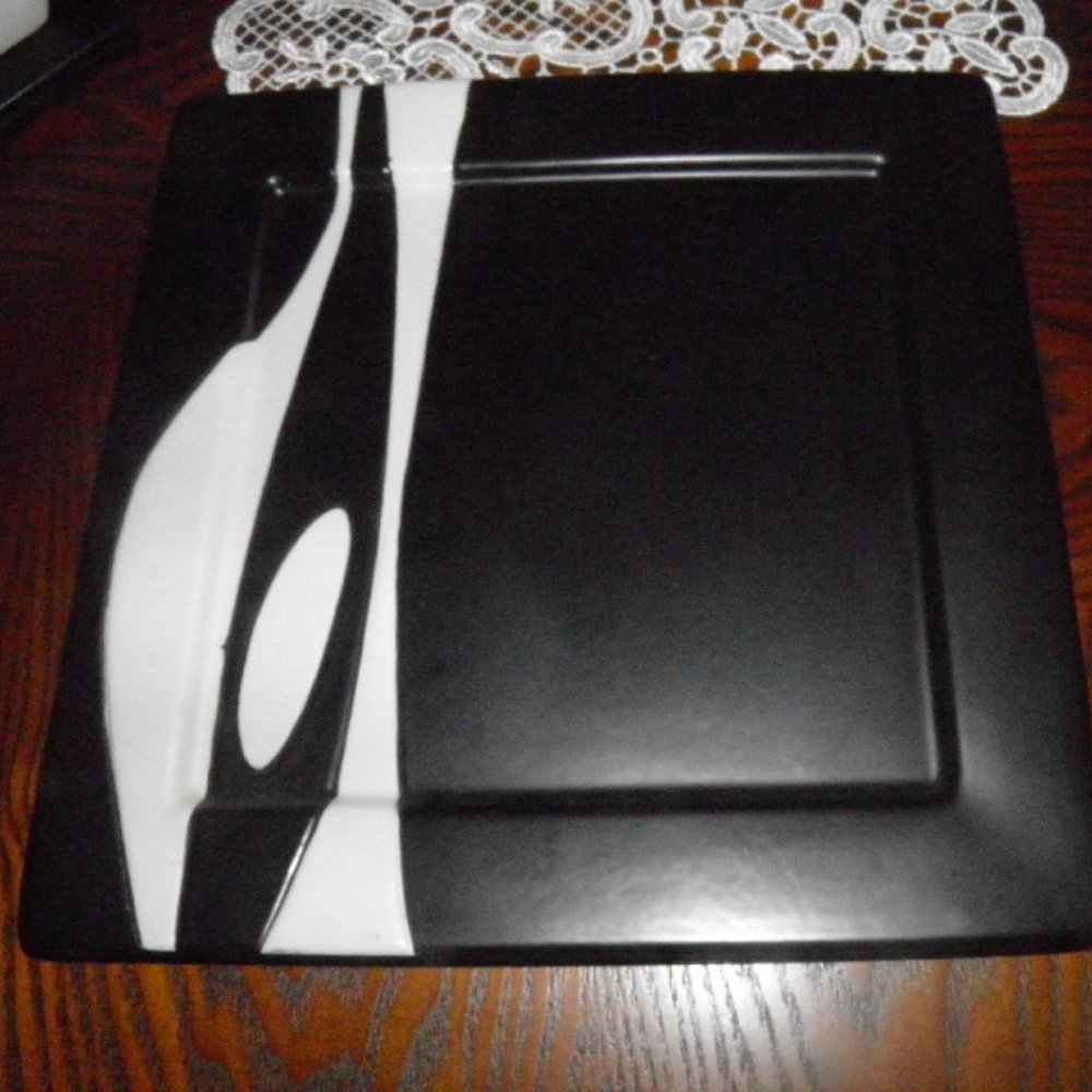 UNUSUAL BLACK AND WHITE SQUARE PLATE/PLATTER